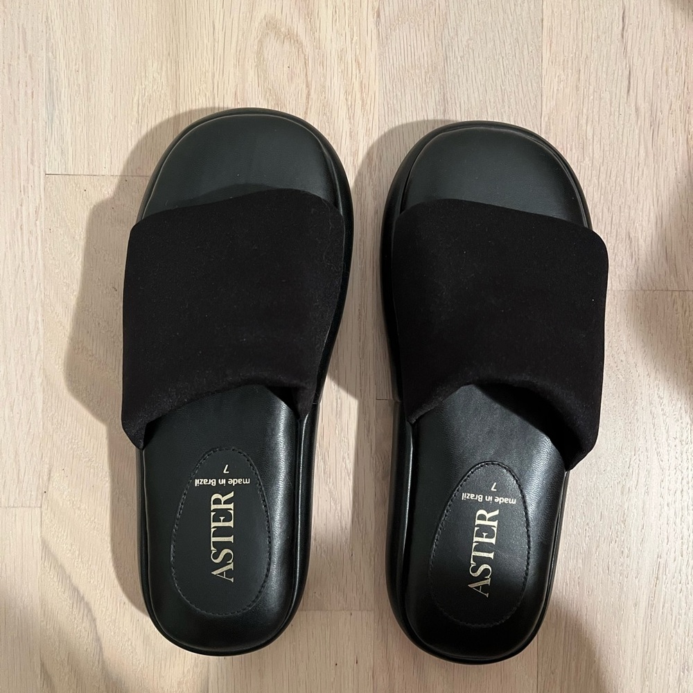 ASTR the label black sandals never worn
